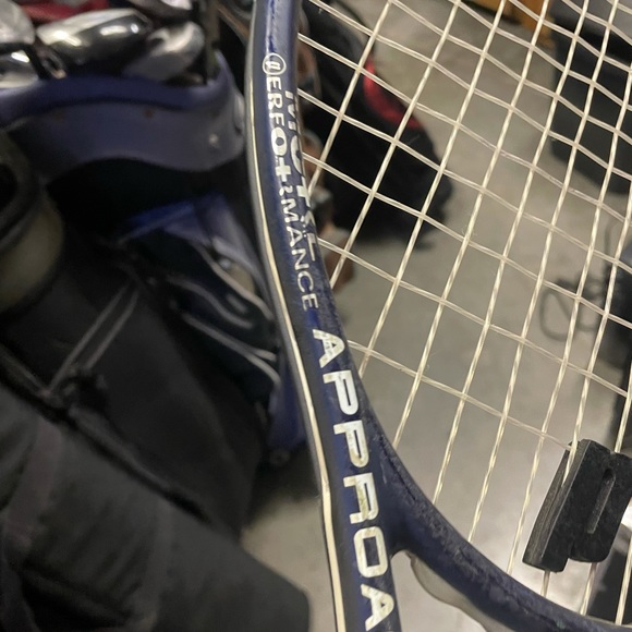 Prince Approach tennis Racquet 27 inc 
With new fashion grip - Picture 4 of 12